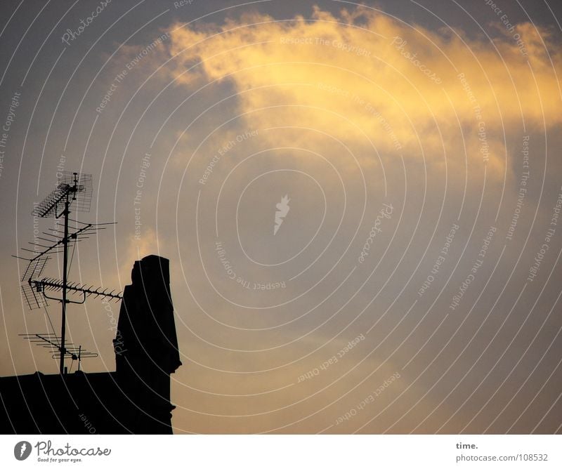 Antennenmännchen winkt einer Wolke, sagt Lukas schön Informationstechnologie Fernsehen Radio Himmel Wolken Schönes Wetter Düsseldorf Haus Dach Metall