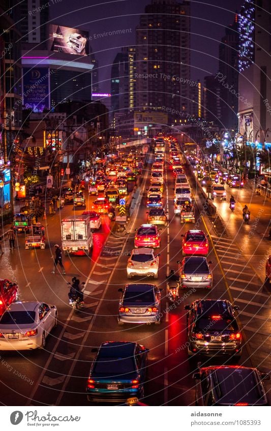 Bangkok Thailand Asien Hauptstadt Stadtzentrum Gebäude Architektur Verkehr Straßenverkehr Verkehrsstau Fahrzeug PKW Taxi Lastwagen Cabrio Limousine Sportwagen