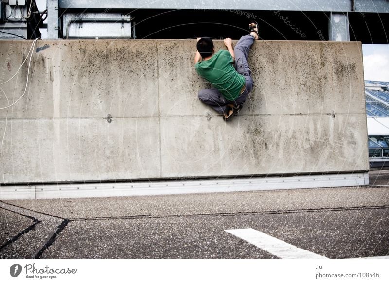 _ Industrie-Boulder Klettern Wand Barriere brechen Saarbrücken festhalten Klimmzug erobern Mauer Spinne kleben vertikal Funsport Kraft Bouldern Fabrik aufwärts