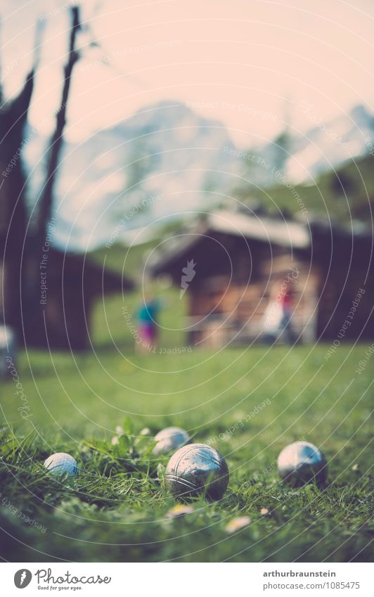 Almbotscha Lifestyle Freude Freizeit & Hobby Spielen Ball Mensch 2 Natur Wiese Hütte Lebensfreude Farbfoto Außenaufnahme Textfreiraum oben Dämmerung