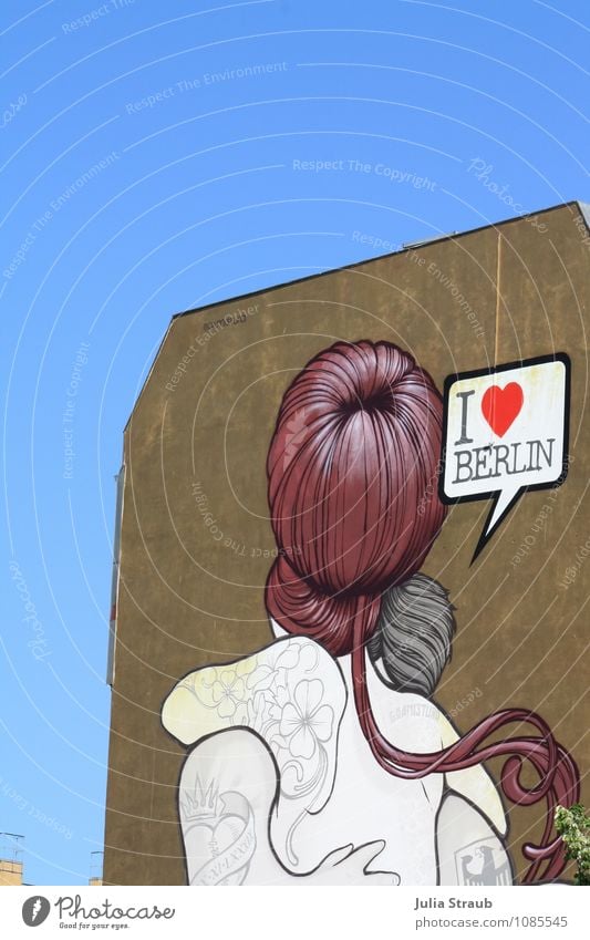 i love berlin Paar Haare & Frisuren Kunstwerk Jugendkultur Berlin Deutschland Hauptstadt Haus Gebäude Fassade Umarmen trendy kuschlig blau braun rot Vertrauen