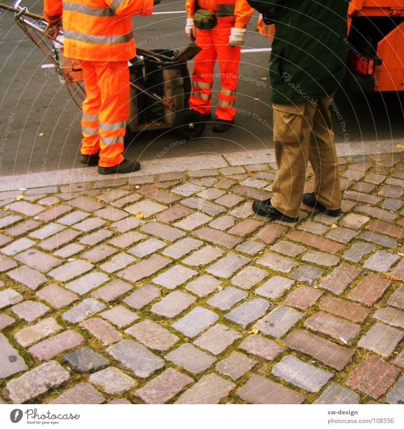 we kehr for you vs. we care for you Polizist Kopfsteinpflaster grün Freundschaft Helfer Bulle Dienst Müllmann Reinigen begegnen Pause Ferien & Urlaub & Reisen