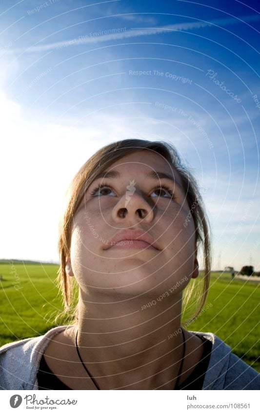 HansguckindieLuft Märchen Jugendliche Wolken Streifen Feld grün Porträt Himmel Erwartung Hoffnung Nasenloch mehrfarbig hand guck in die luft himmeblau Gesicht