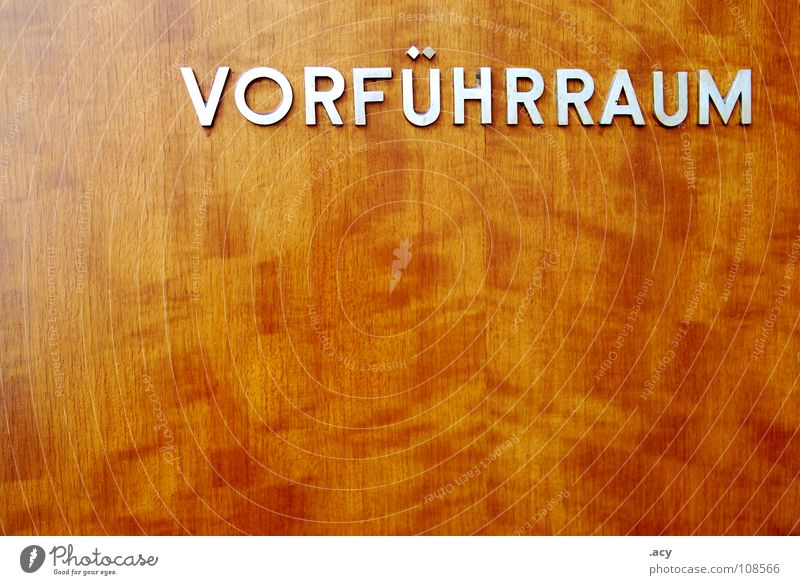 OST vorführraum Show Blockschrift Sozialismus Holz braun Typographie Schriftzeichen Kino Projektor Detailaufnahme DDR Raum Schilder & Markierungen Deutschland