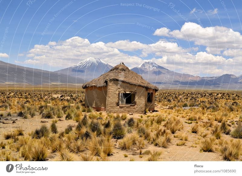 Typisches bolivianisches Haus mit Vulkanen im Nationalpark Sajama Ferien & Urlaub & Reisen Schnee Berge u. Gebirge Natur Landschaft Himmel Wolken Horizont Park