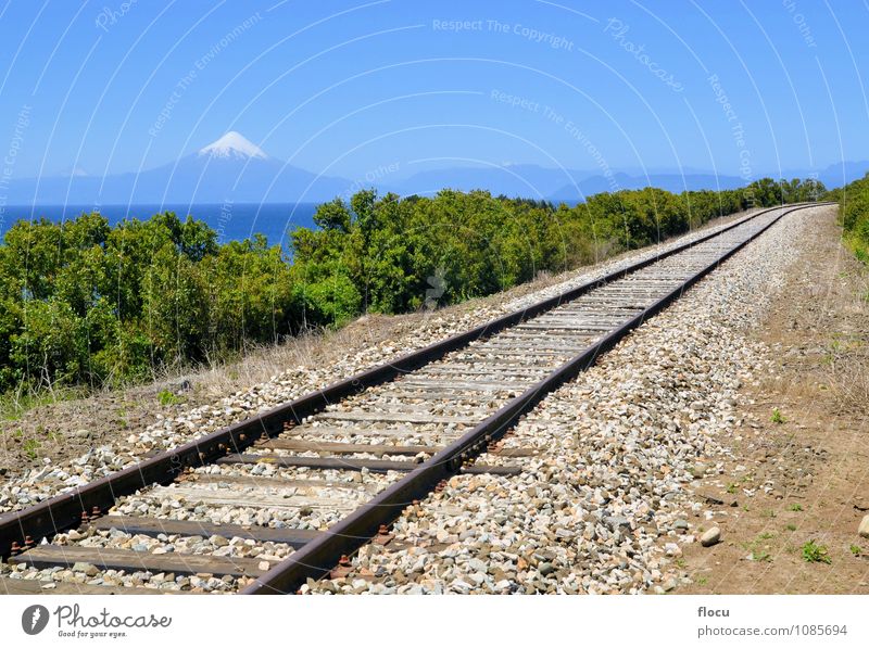 Eisenbahn vor Vulkan Osorno und See Llanquihue schön Ferien & Urlaub & Reisen Tourismus Abenteuer Sommer Sonne Insel Schnee Berge u. Gebirge Natur Himmel Park