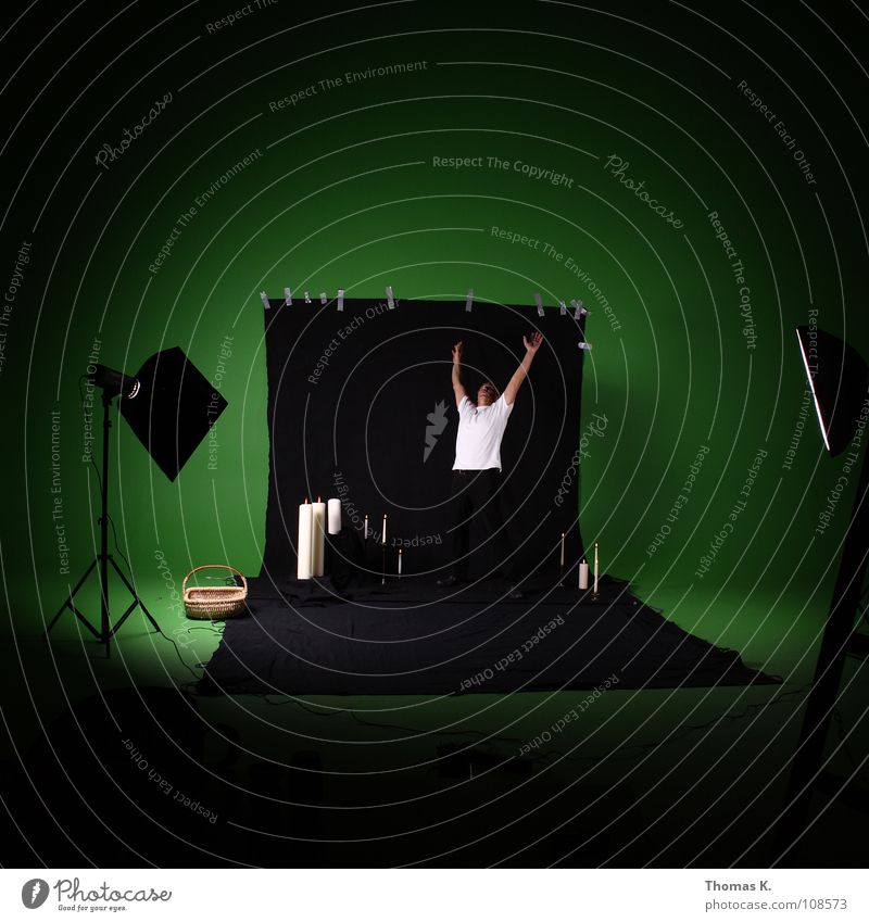 Green Screen Abuse. Werkstatt grün schwarz Kerze Fotografie Hintergrundbild Klebeband Korb Stativ erleuchten Softbox Humor Produktion Vorbereitung Fotografieren