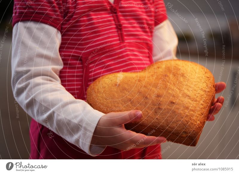 für Mama Lebensmittel Teigwaren Backwaren Kuchen Ernährung Muttertag Mensch Kind Kleinkind Mädchen Kindheit Oberkörper 1 3-8 Jahre Kleid herzförmig lecker süß