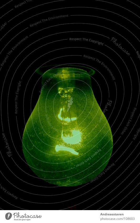 Glühlampe Lampe Glühbirne Elektrizität Wand schwarz grün Dinge Macht Schatten Glas Farbe