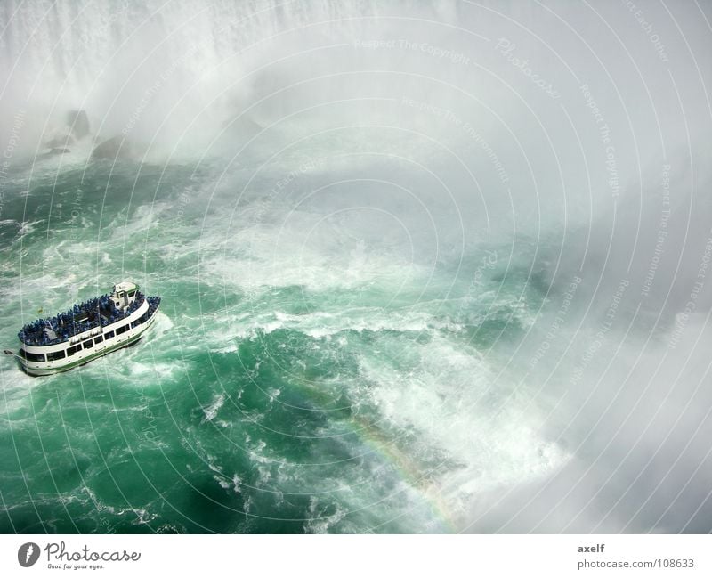 Wasserwand Tourismus Sightseeing Sommer Nebel Felsen Fluss Wasserfall Wasserfahrzeug grün Gischt Kanada Wasserwirbel Regenbogen Niagara Fälle Farbfoto