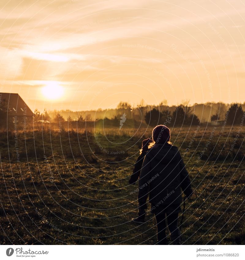 Spaziergang am Abend Ferien & Urlaub & Reisen Ausflug Mensch feminin Kind Kleinkind Geschwister Kindheit 2 3-8 Jahre 8-13 Jahre Umwelt Natur Landschaft Himmel