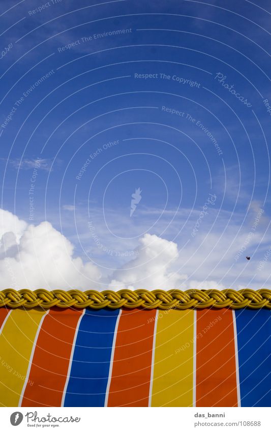 Strandgeschichten Wolken Zuckerwatte weiß rot gelb gestreift Strandkorb Meer Ferien & Urlaub & Reisen Sommer Physik kalt abstrakt Bildaufbau geschnitten