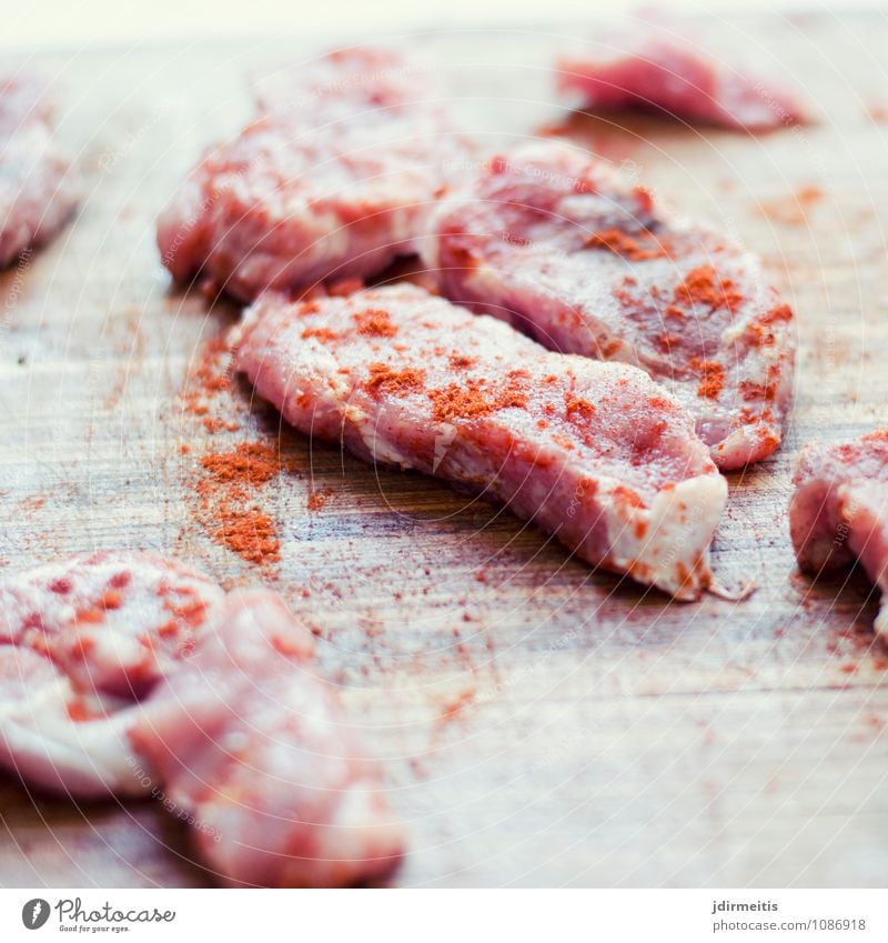 Schnitzel Lebensmittel Fleisch Kräuter & Gewürze Paprika Salz Schweinefleisch Würzig Ernährung Mittagessen Bioprodukte Essen ungesund Farbfoto Innenaufnahme