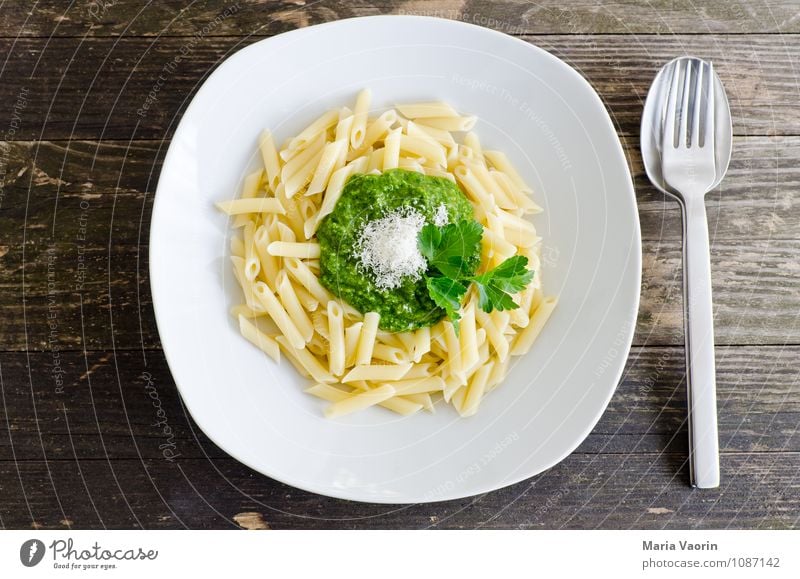 Mahlzeit Lebensmittel Kräuter & Gewürze Ernährung Mittagessen Vegetarische Ernährung Italienische Küche Teller Besteck Gabel Löffel Gesundheit lecker grün Pesto