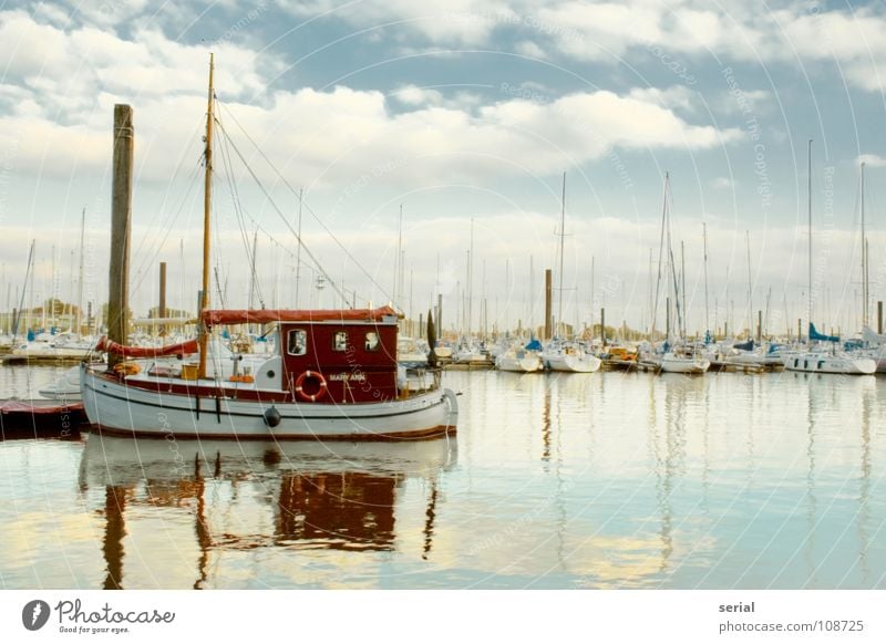 Old Boat Wasserfahrzeug Meer Anlegestelle Wolken Holz Ruderboot rot Seil Rettungsring Nostalgie Oldtimer fahren Rundfahrt Hafen Industrie Schifffahrt alt Himmel