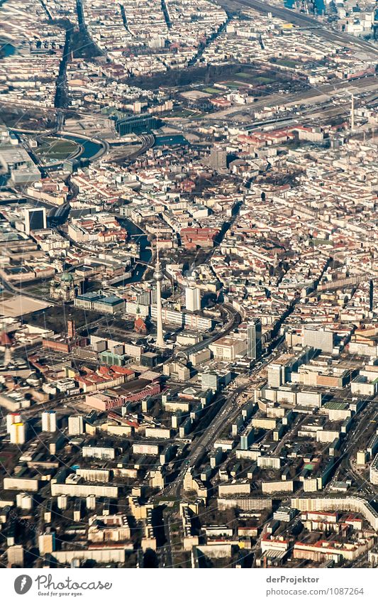 Berlin ist... Ferien & Urlaub & Reisen Tourismus Sightseeing Städtereise Hauptstadt Stadtzentrum überbevölkert Haus Hochhaus Kirche Bahnhof Hafen Turm Gebäude