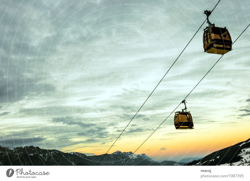 Bald ist Schluss Wolken Sonnenaufgang Sonnenuntergang Sonnenlicht Winter Wetter Schönes Wetter Verkehrsmittel Seilbahn Gondellift dunkel