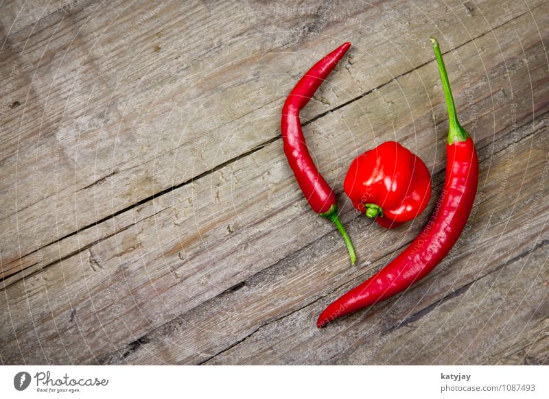 Chili habanero Paprika Peperoni rot Pfeffer Kräuter & Gewürze feuer frisch Scharfer Geschmack Würzig feurig Grillen Küche Mexiko exotisch Hintergrundbild Holz