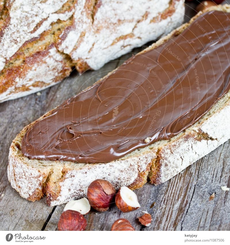 Haselnusscreme Brot Haselnusskern Nussnugatcreme Aufstrich Frühstück Schokolade Sahne Scheibe Ernährung bauernbrot Dessert Bäcker frisch Roggen Belegtes Brot