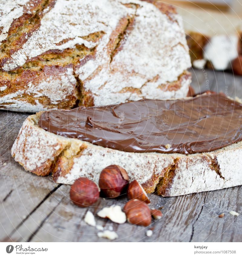 Haselnusscreme Brot Nussnugatcreme Aufstrich Frühstück Schokolade Sahne Scheibe Ernährung bauernbrot Dessert Bäcker frisch Roggen Belegtes Brot Holztisch backen