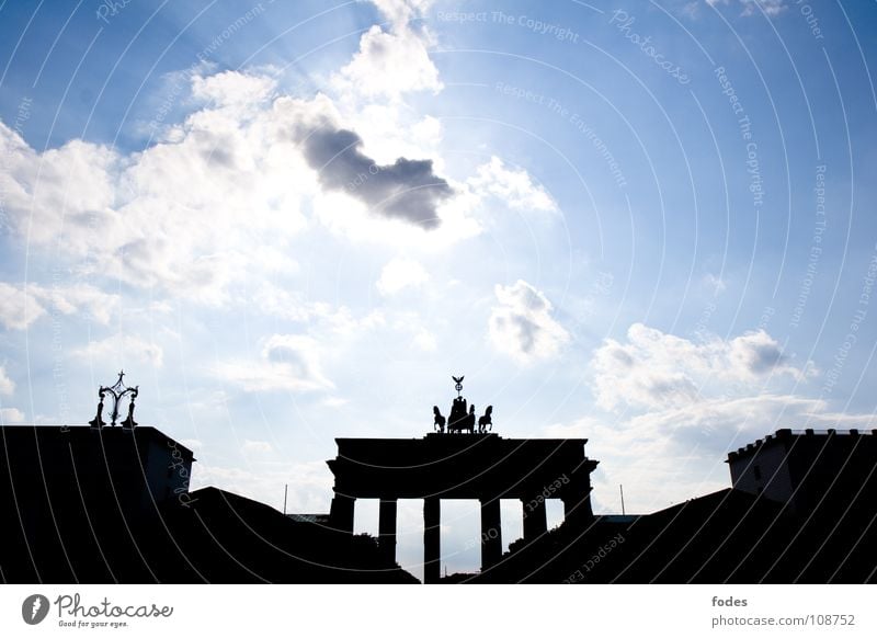 Tor zum Himmel Brandenburger Tor Wiedervereinigung Wolken Stadt Denkmal Osten Ossis Durchgang Tag der Deutschen Einheit Berlin Frieden Deutschland DDR