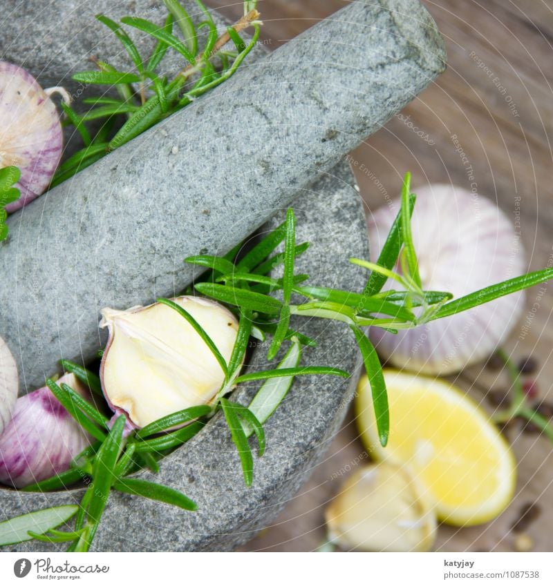 Kräuter im Mörser Knoblauch Knoblauchzehe Rosmarin kochen & garen Zitrone aromatisch Küchenkräuter Lebensmittel Gesunde Ernährung Speise Foodfotografie frisch