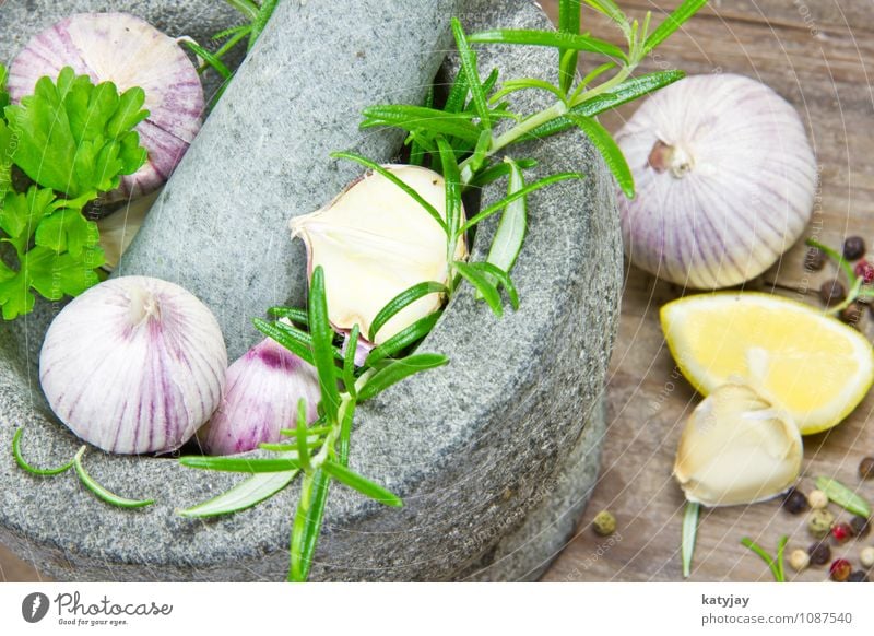 Kräuter im Mörser Knoblauch Knoblauchzehe Rosmarin kochen & garen Zitrone aromatisch Küchenkräuter Lebensmittel Gesunde Ernährung Speise Foodfotografie frisch