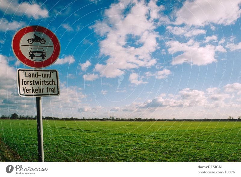 grüne Wiese trifft blauen Himmel Gras Wolken Strukturen & Formen Schilder & Markierungen