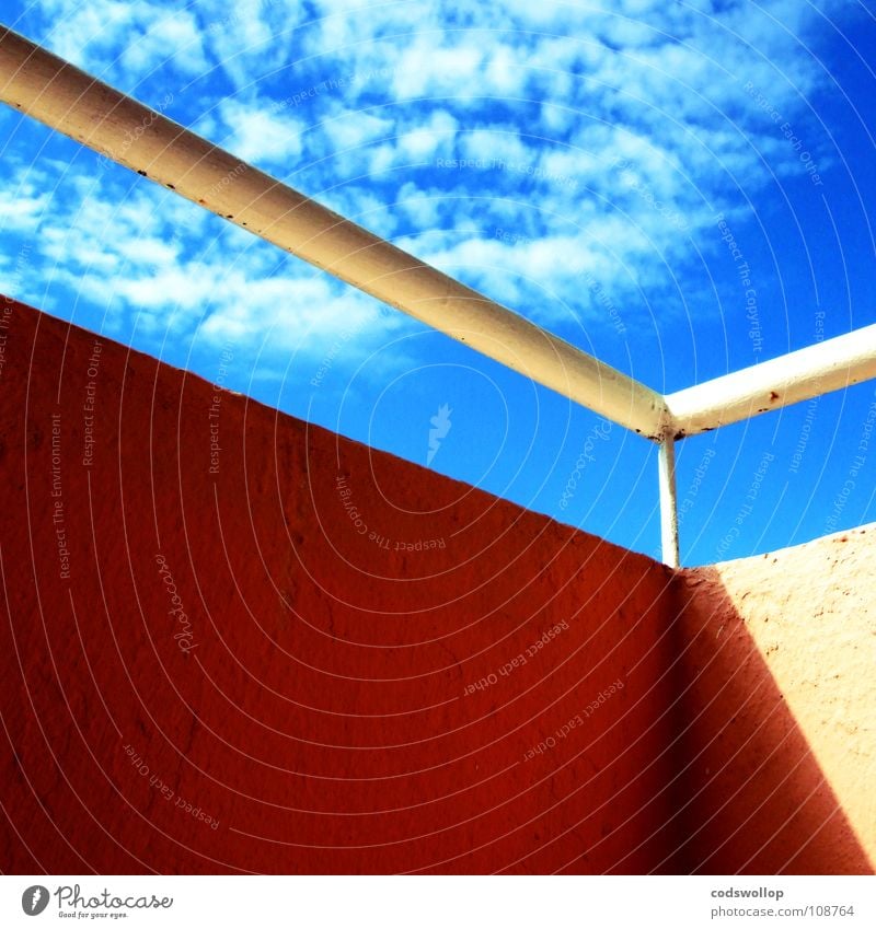 un petit coin de paradis Physik Himmel Balkon Wolken Detailaufnahme Sommer Wärme sunshine sky balcony railing Geländer shade Schatten shadow angle Ecke clouds