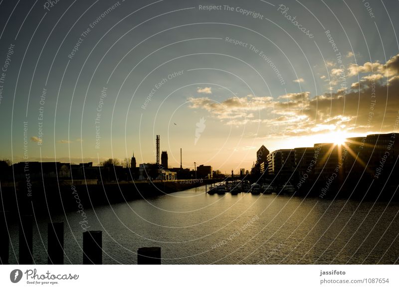 Hafen Stadt Hafenstadt Skyline Bauwerk Gebäude Architektur Sehenswürdigkeit Wahrzeichen Sportboot Wasserfahrzeug Jachthafen historisch Abenddämmerung