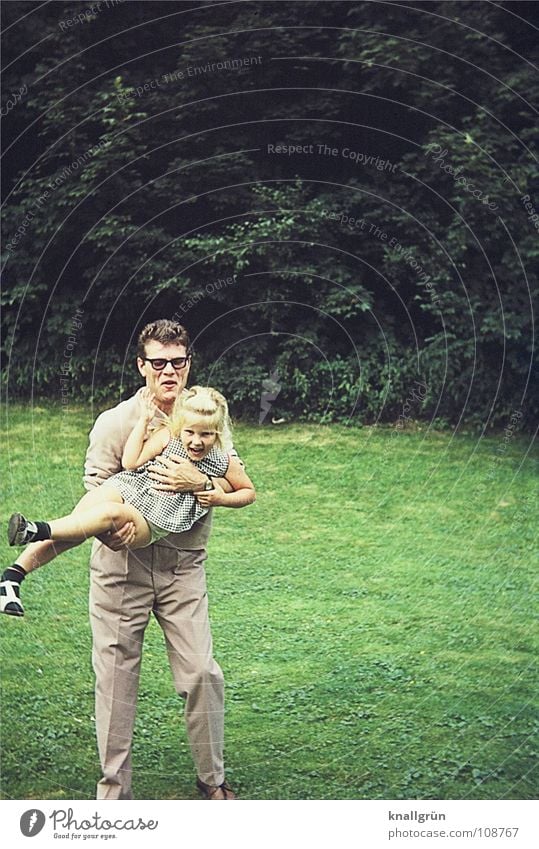 Gut aufgehoben! Mann Vater Kind Mädchen Sommer Wiese Sechziger Jahre Liebe hochgehoben lachen Glück albern sein Vatertag