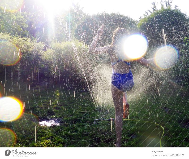 Durchs Wasser laufen ... Mädchen Leben 1 Mensch 8-13 Jahre Kind Kindheit 13-18 Jahre Jugendliche Wassertropfen Sonnenlicht Sommer Schönes Wetter Pflanze Garten