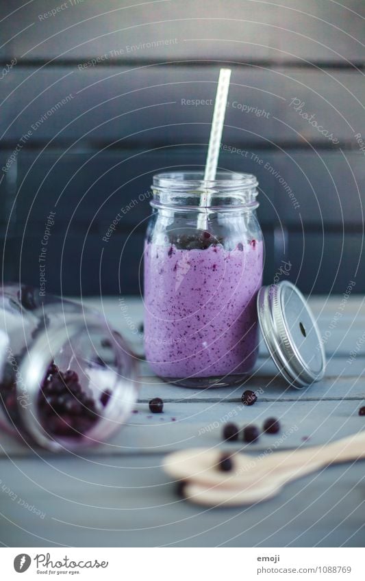 Kokosmilchshake mit Blaubeeren Milcherzeugnisse Frucht Ernährung Bioprodukte Fasten Getränk Erfrischungsgetränk Milchshake lecker süß blau Trinkhalm Farbfoto