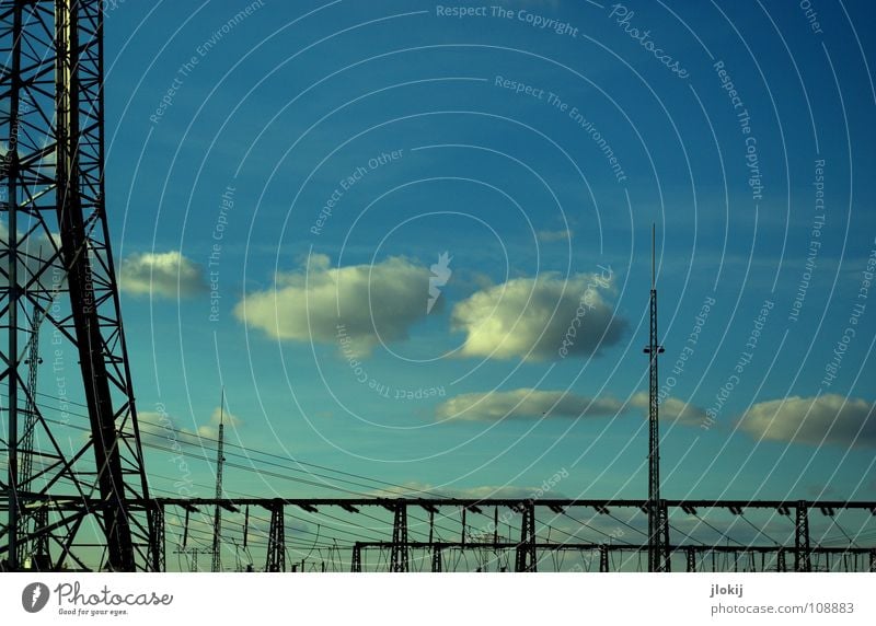 Umspannwerk Elektrizität Stromverbrauch Verkehrswege Versorgung elektrisch verteilen Metamorphose gefährlich Lebensgefahr Station Wolken Himmel hell-blau