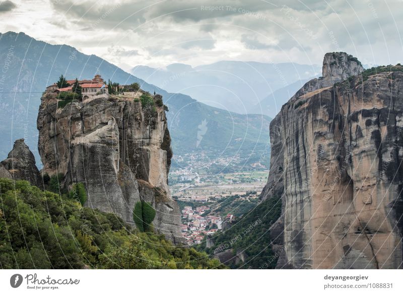 Meteora in Griechenland. Meteora ist die Klöster schön Ferien & Urlaub & Reisen Tourismus Sommer Berge u. Gebirge Natur Landschaft Wald Felsen Kirche