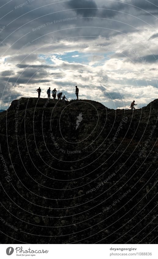 Menschen auf der Spitze der Felsen. Bewölkter Himmel. Lifestyle Glück Freizeit & Hobby Ferien & Urlaub & Reisen Ausflug Abenteuer Freiheit Berge u. Gebirge