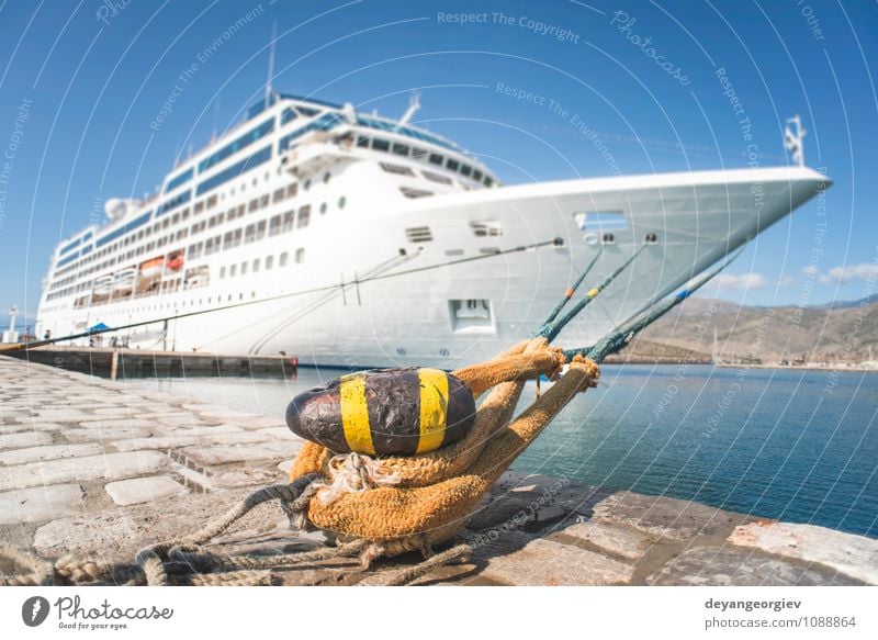 Großes weißes Kreuzfahrtschiff. Synny Tag Reichtum Erholung Freizeit & Hobby Ferien & Urlaub & Reisen Tourismus Ausflug Sommer Meer Segeln Himmel Hafen Verkehr