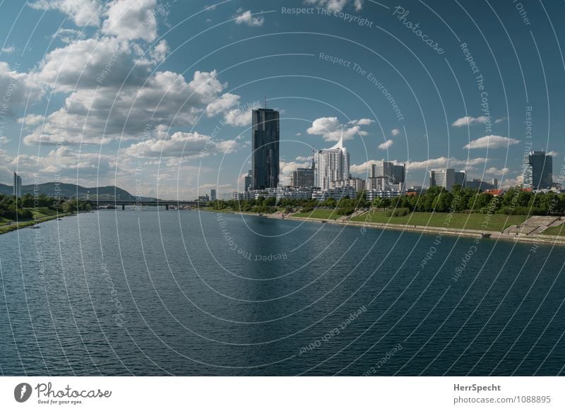 Blue Danube Landschaft Himmel Wolken Schönes Wetter Flussufer Donau Hauptstadt Stadtrand Skyline Hochhaus Brücke Gebäude Architektur ästhetisch blau Donauinsel