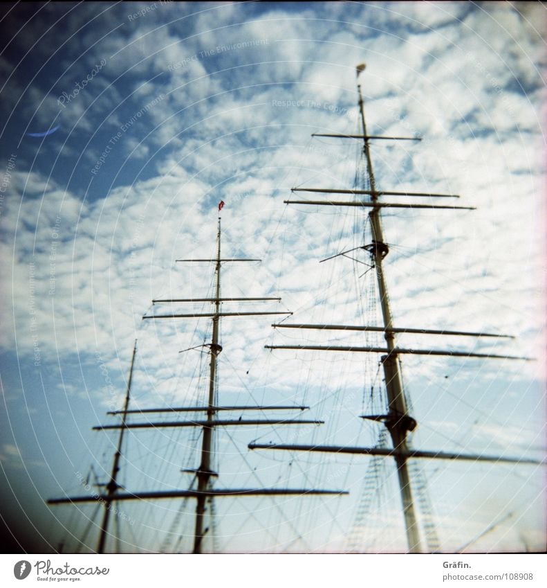 Ein Wind... Holga Wolken Wasserfahrzeug Segelschiff Frachter Stahl Achterschiff Backbord Steuerbord Windjammer Kapitän fahren Sehnsucht Hafen Lomografie