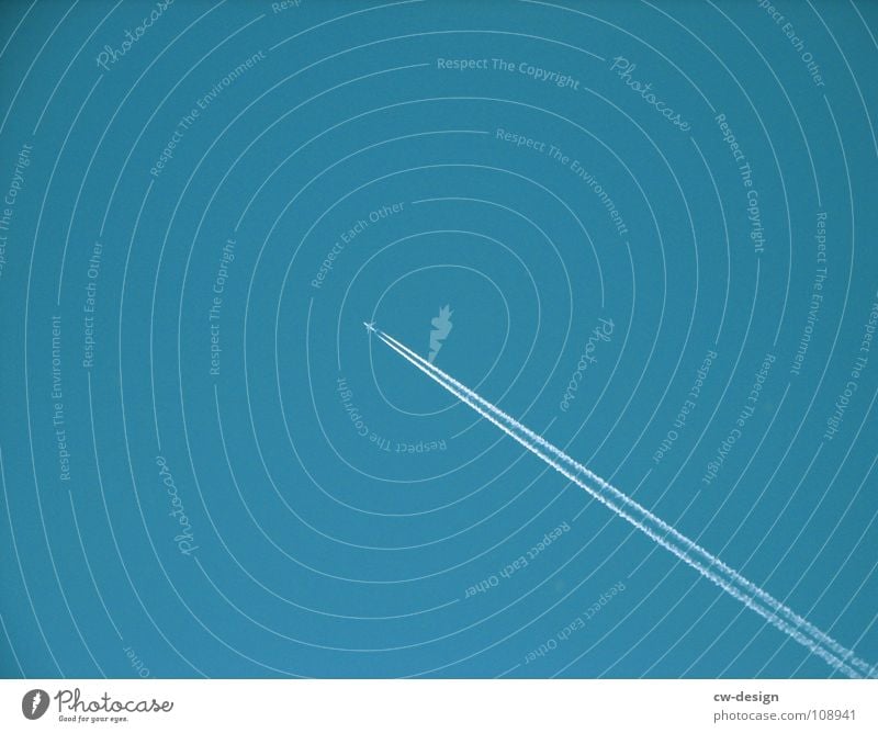 JIMMY RAKETE Kondensstreifen Flugzeug 2 Mitte Luft minimalistisch frei simpel Luftverkehr Düsenflugzeug blau klein Fluchtpunkt Fluchtlinie Klarer Himmel