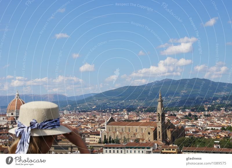 Blick über Florenz Ferien & Urlaub & Reisen Ferne Sommer feminin 1 Mensch Italien Stadt Kirche Dom Sehenswürdigkeit Hut Schleife beobachten Erholung träumen alt