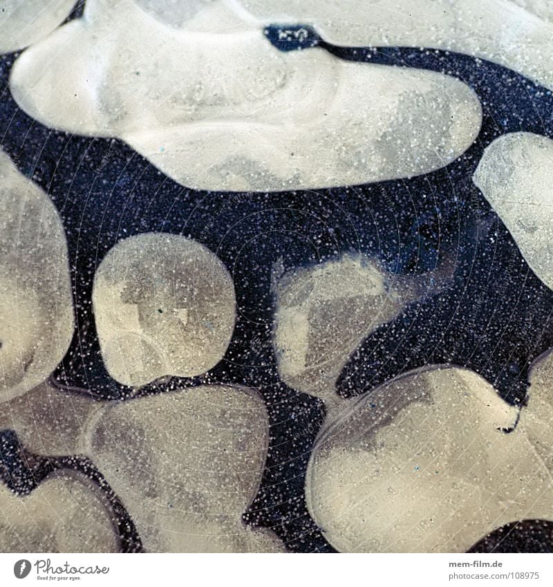 eisblasen kalt Winter Schnellzug Winterurlaub gefroren frieren Rutschgefahr Glätte Herbst Pfütze See Schlittschuhlaufen Eis weiß Muster Hintergrundbild
