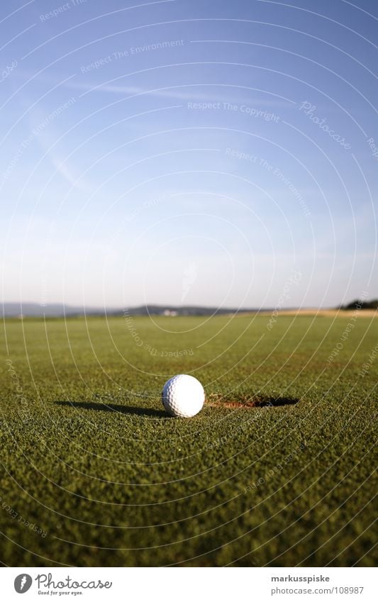 einlochen Feld Golfball Golfplatz Gras grün Himmel Sonnenaufgang Abschlag Ballsport Ass golf course grass pitch Rasen sky Sport sports Tee verhaften Loch par