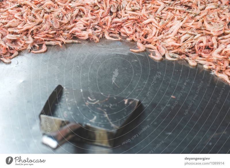 Garnelen auf Eis auf dem Markt. Shrimps verkaufen Meeresfrüchte Restaurant Menschengruppe Natur frisch rot Granele Fisch roh Lebensmittel Krabbe gefroren