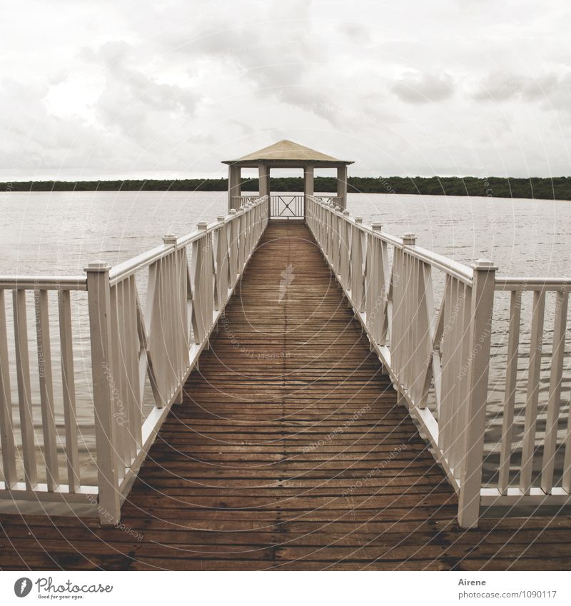 Irgendwo muss auch mal Schluss sein Wolken Wetter Seeufer Meer Lagune Brücke Steg Anlegestelle Pavillon Dach Brückengeländer Holzgeländer dunkel trist braun