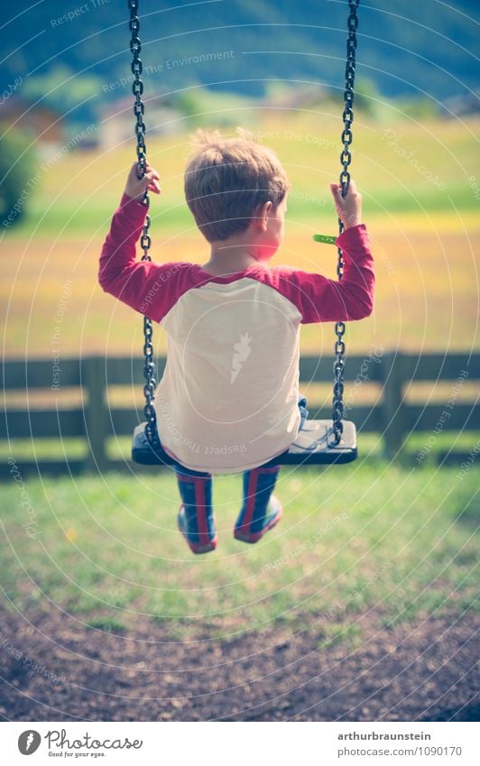 Kind mit Gummistiefel schaukelt im Garten Freizeit & Hobby Spielen Mensch maskulin Kindheit 1 3-8 Jahre Natur Sonnenlicht Schönes Wetter Park Wiese T-Shirt