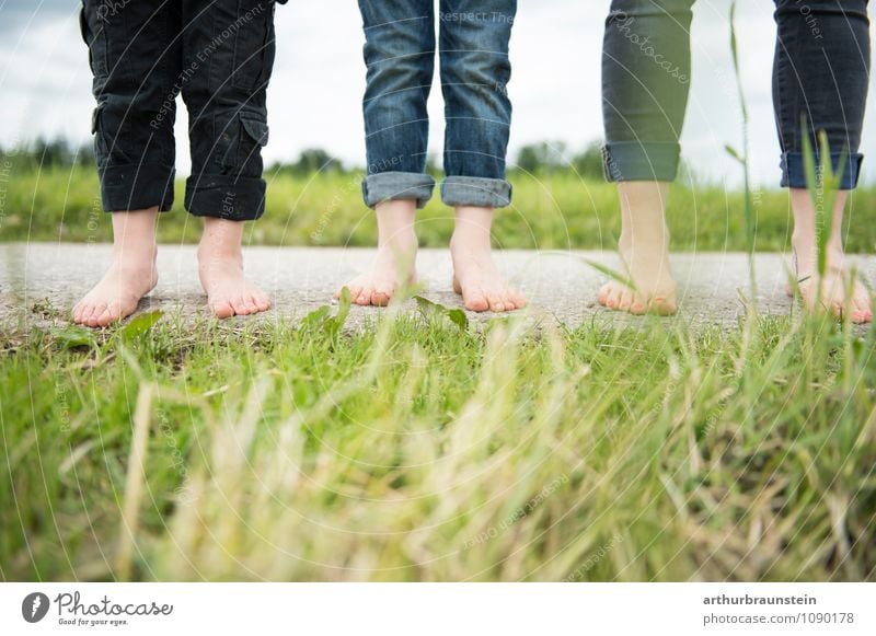 Füße auf der Straße vor der Wiese Lifestyle Kindererziehung Mensch maskulin feminin Frau Erwachsene Eltern Mutter Geschwister Bruder Familie & Verwandtschaft