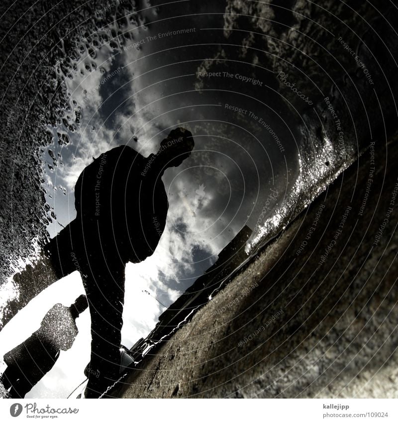 gossenjungs Pfütze Wasserlache Mann Wasseroberfläche Wasserspiegelung Silhouette Rinnstein Spiegelbild