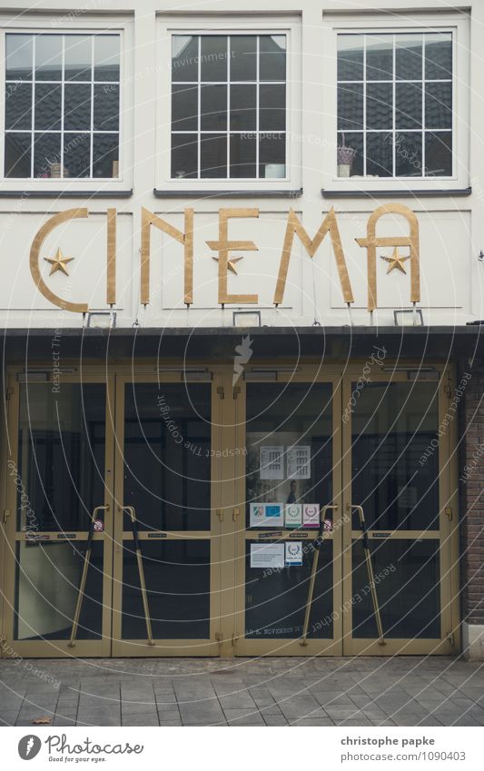 Lichtspielhaus Kino Haus Tür alt historisch geschlossen Farbfoto Gedeckte Farben Außenaufnahme Menschenleer Tag