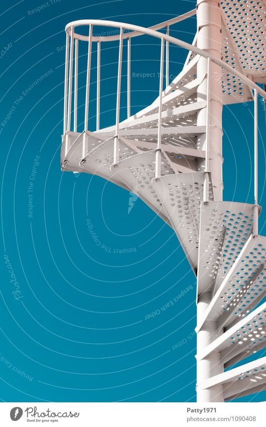 Wendeltreppe Treppe Bewegung blau weiß Optimismus Erfolg aufsteigen aufwärts Spirale Wolkenloser Himmel Metalltreppe Farbfoto Außenaufnahme Textfreiraum links